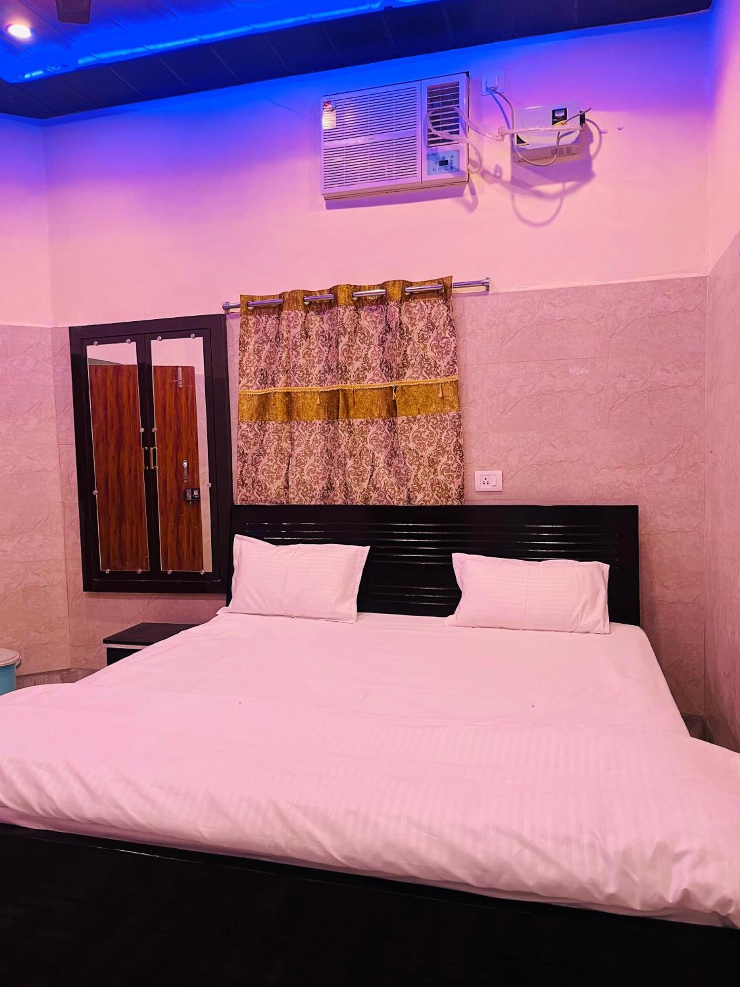 ורנאסי Saroja Paying Guest House מראה חיצוני תמונה